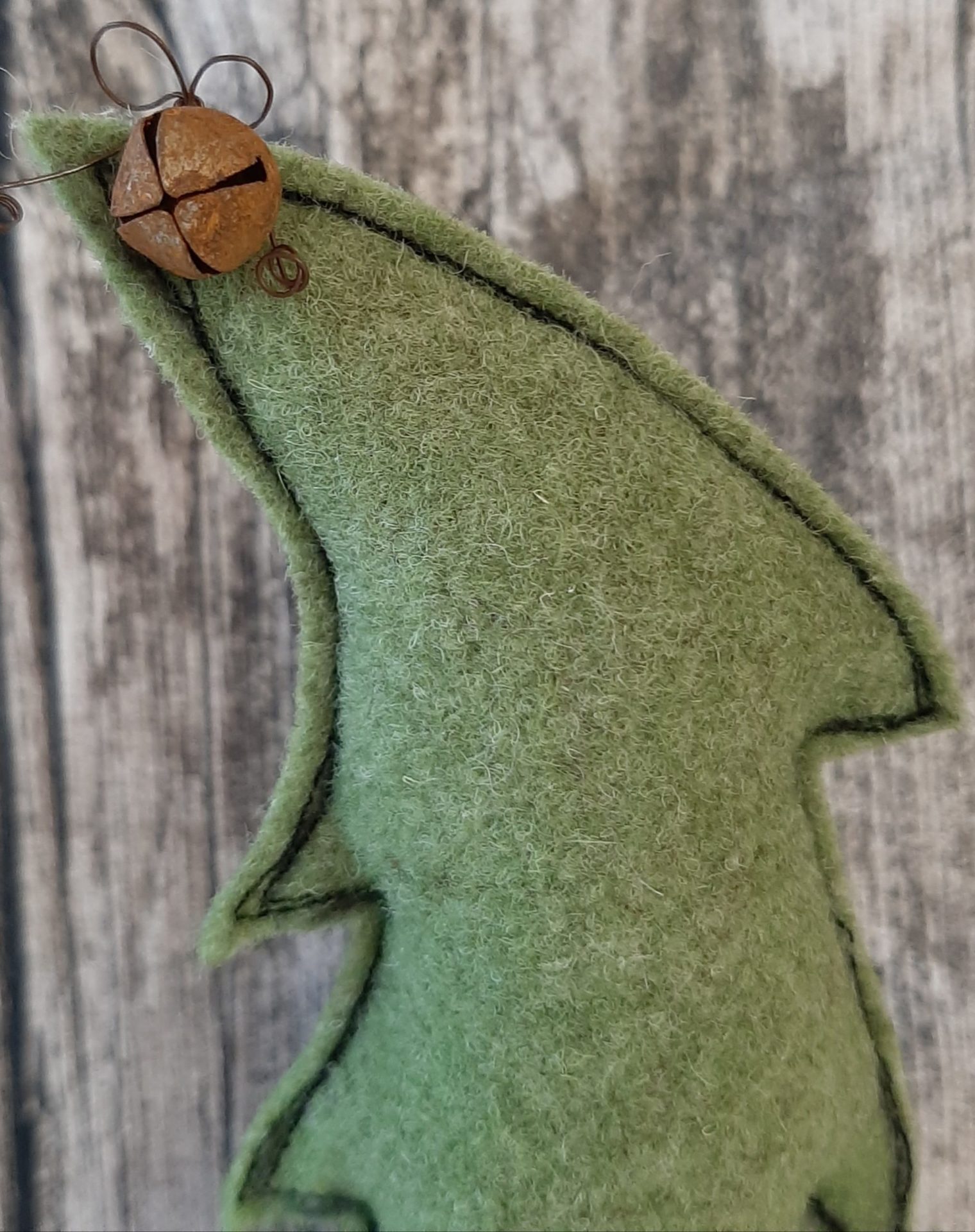 Tannebäumchen mit Glöckchen aus grünem Wollfilz